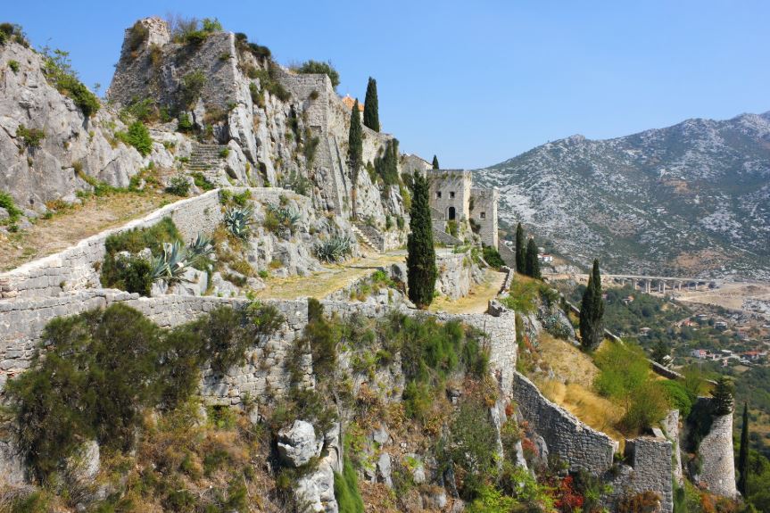 Klis Fortress op de heuvel bij Split