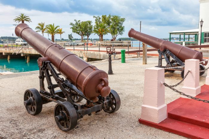 Oude roestende kanonnen in Saint George's op Bermuda