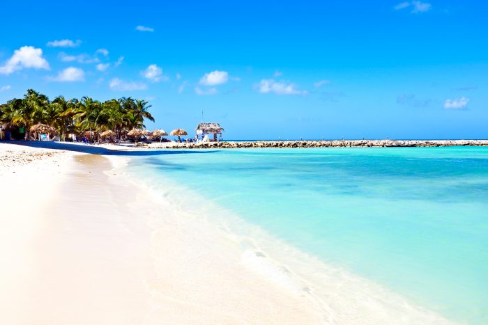 Het tropische Palm Beach op Aruba