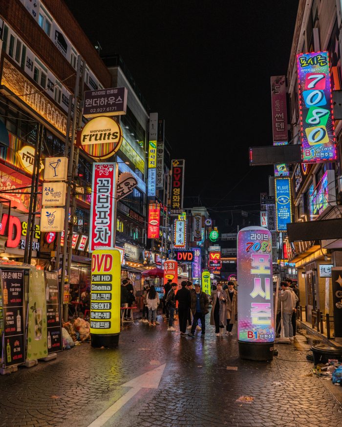 Straat door Hongdae in Seoul