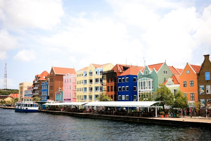 Uitzicht op de gekleurde huizen in Willemstad vanaf Otrobanda