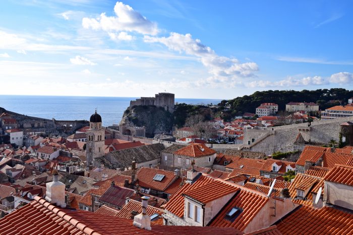 Uitzicht op de oranje daken van Dubrovnik