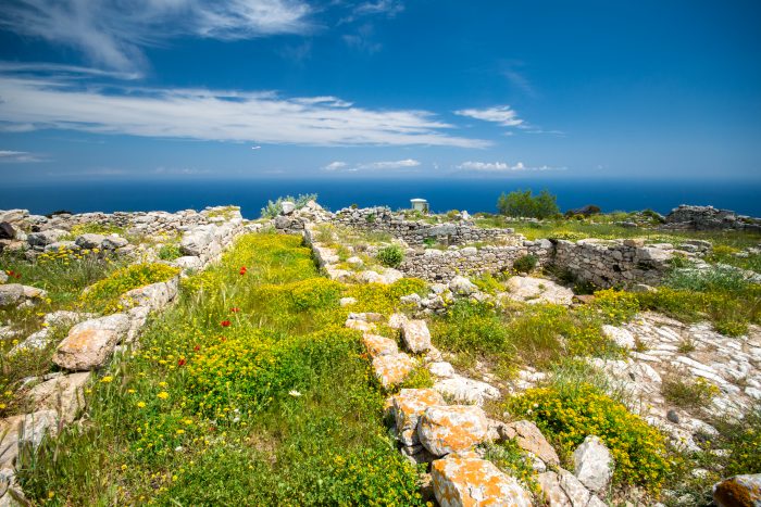 Uitzicht op ruïnes bij Ancient Thira