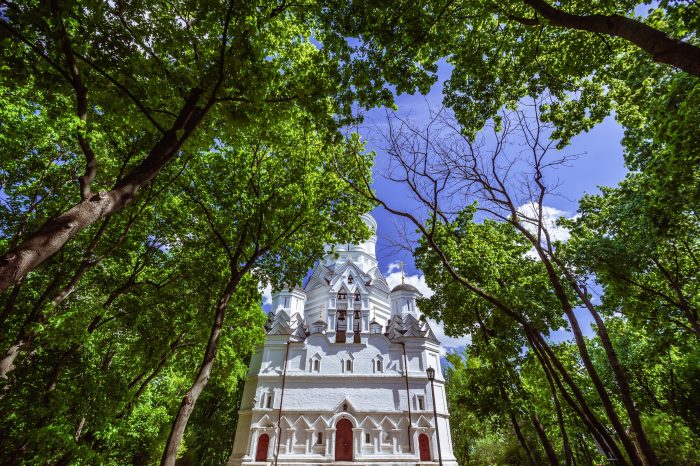 Witte kerk in Kolomenskoye in Moskou