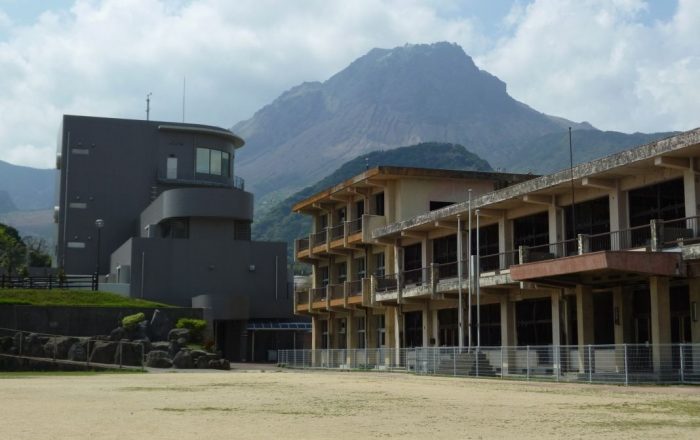 De piek van de Berg Unzen en de Onokoba Basisschool