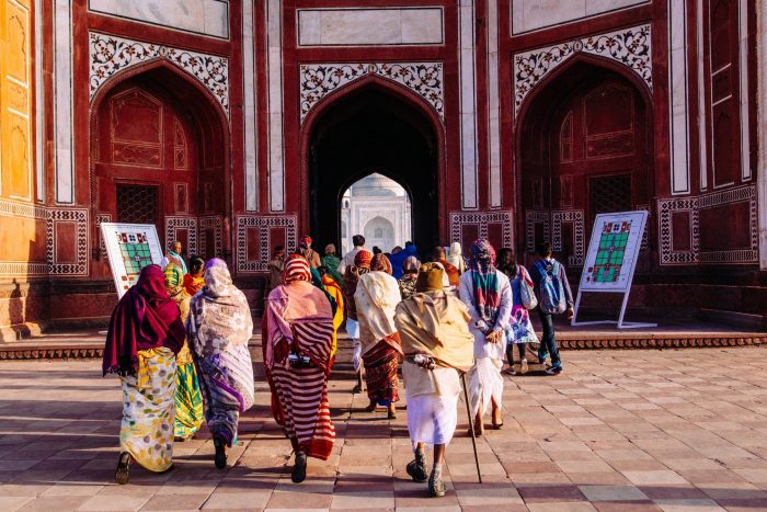Locals die door de poort lopen richting de Taj Mahal