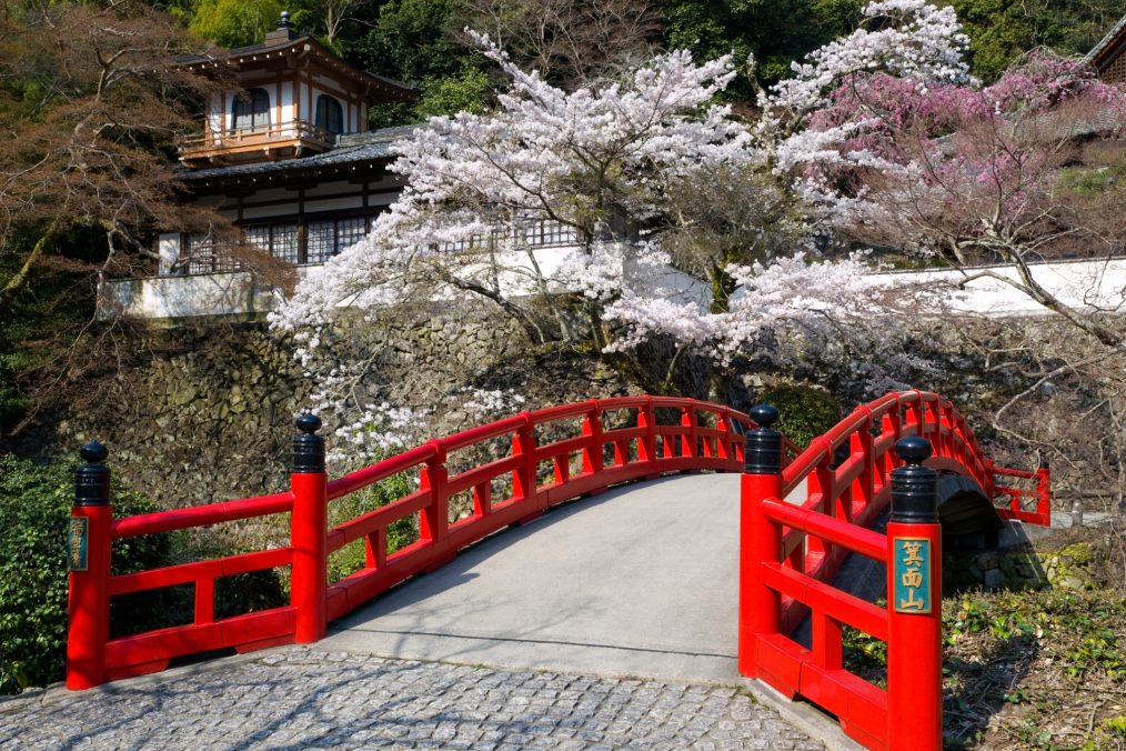 Rode brug en tempel in Minoh Park in Ikeda