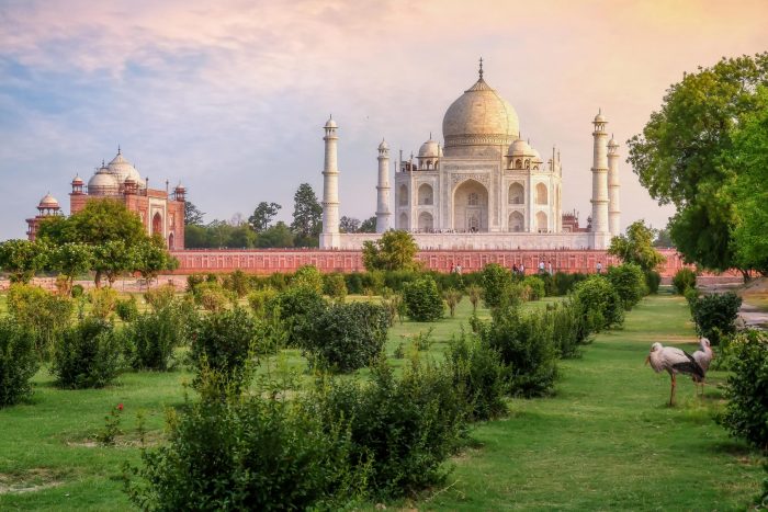 Uitzicht op Taj Mahal vanaf de Mehtab Bagh Gardens