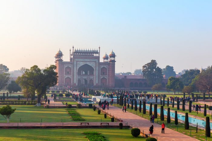 Uitzicht op poort vanaf de Taj Mahal