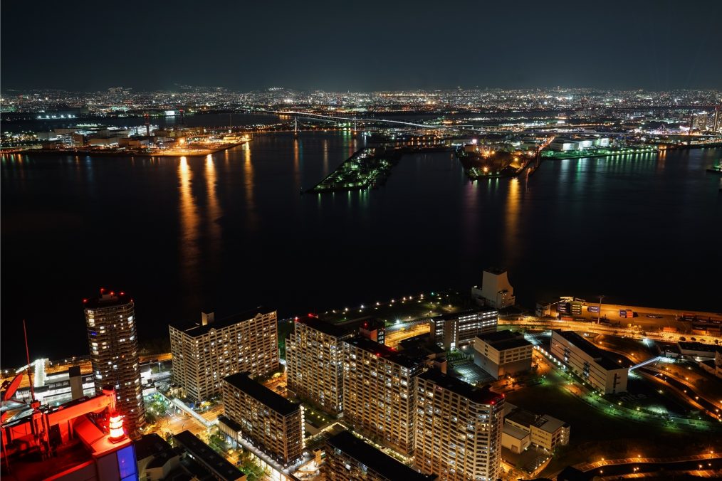 Uitzicht over de Baai van Osaka (Osaka Bay) in de avond