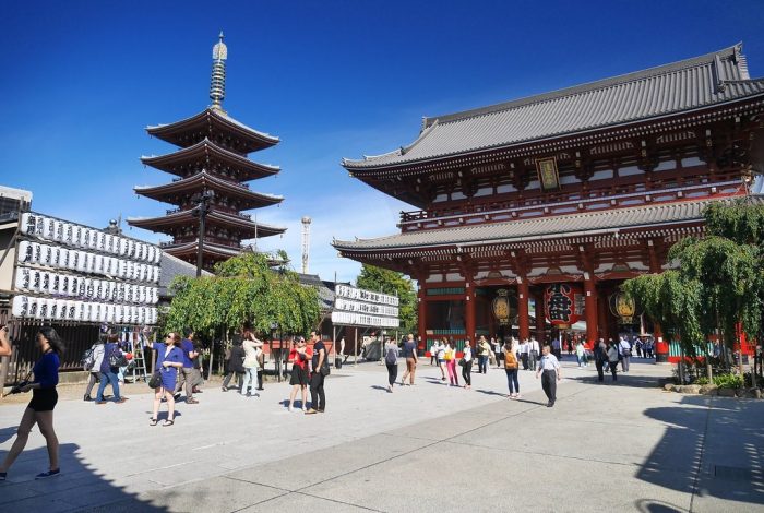 Sensoji Tempel met toeristen