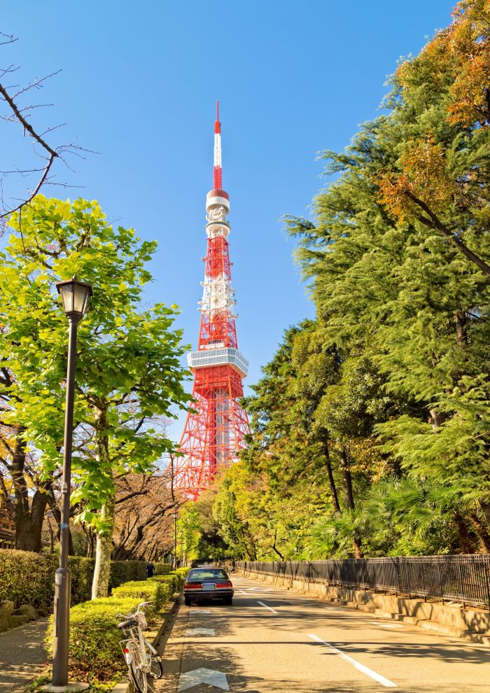 Tokyo Tower vanaf een straatje in Tokyo