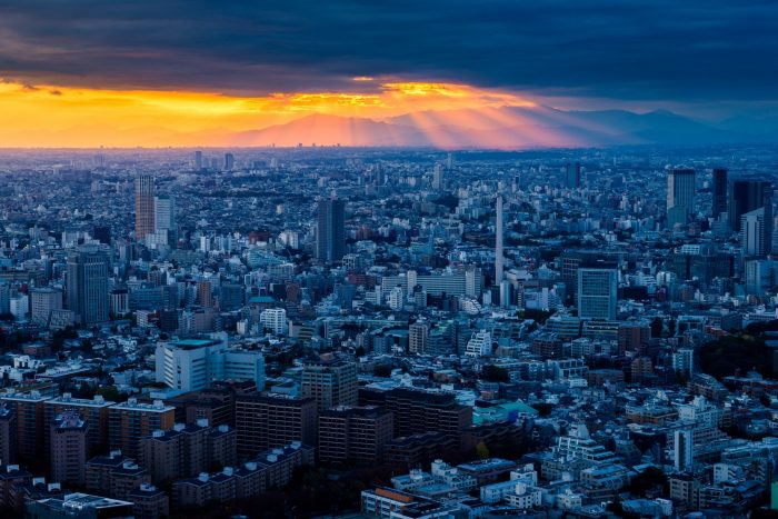 Uitzicht over Tokyo vanaf de Tokyo Tower tijdens zonsopkomst
