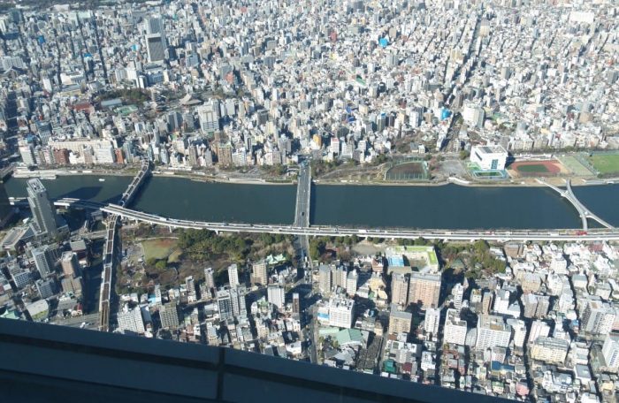 Uitzicht van brug over de rivier vanaf Tokyo Skytree