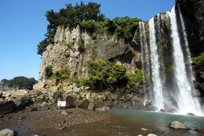 Jeongbang Falls op Jeju eiland