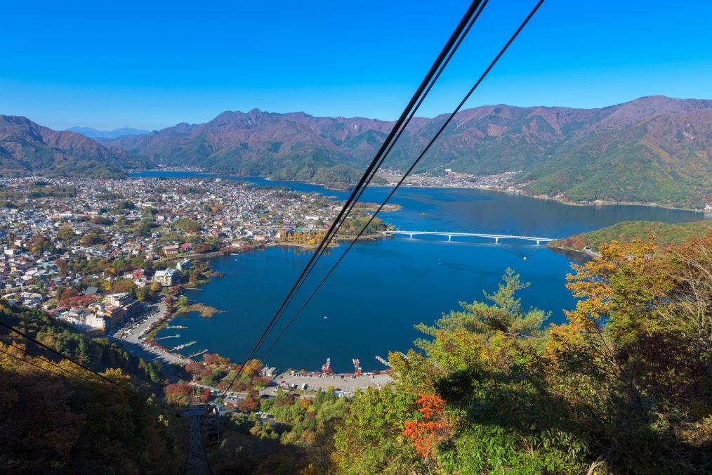 Uitzicht op Lake Kawaguchiko vanaf de Hakone Ropeway