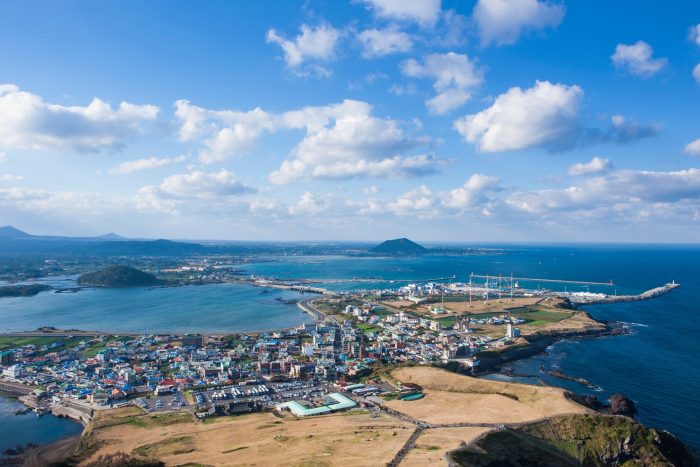 Uitzicht over Jeju eiland vanaf Seongsan Ilchulbong