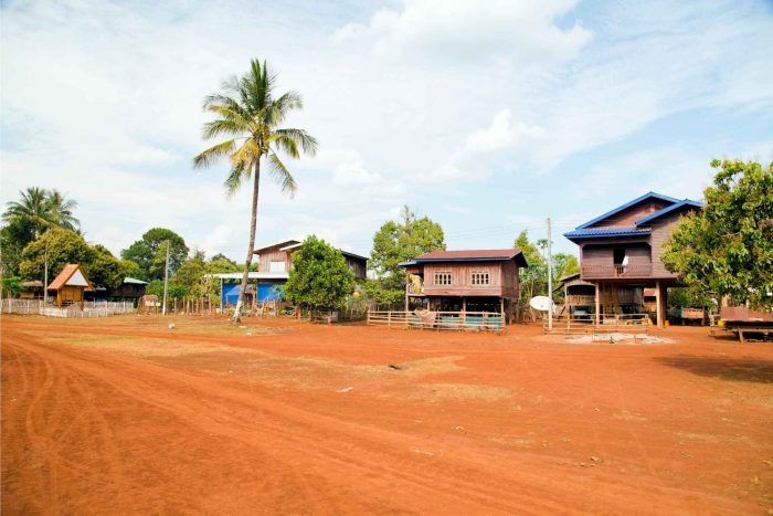 Huizen rond koffieplantage in Bolaven Plateau