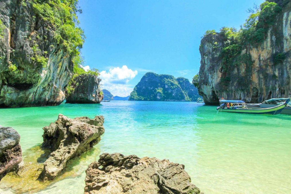 Het heldere blauwe water van Thailand