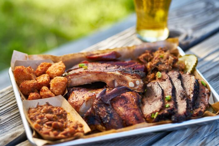 Texas barbeque op een picknicktafel