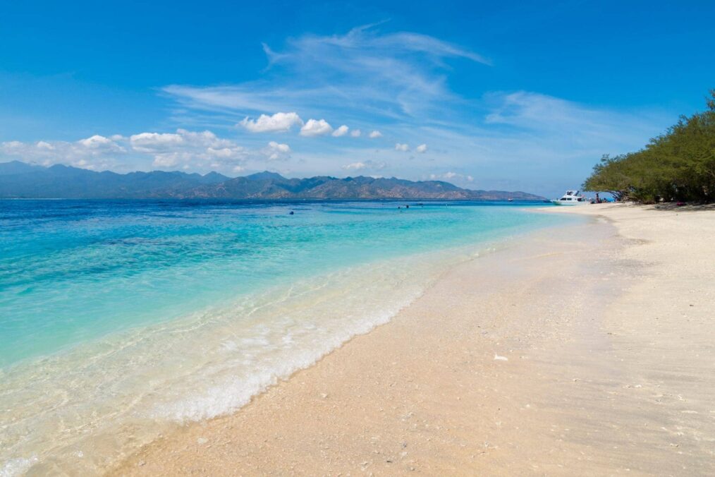 Strand met blauw water op de Gili eilanden