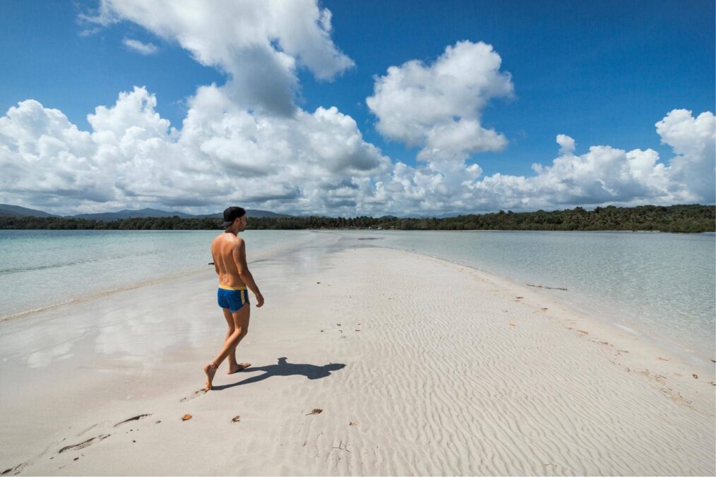 Toerist loopt langs de stranden van Puerto Princesa