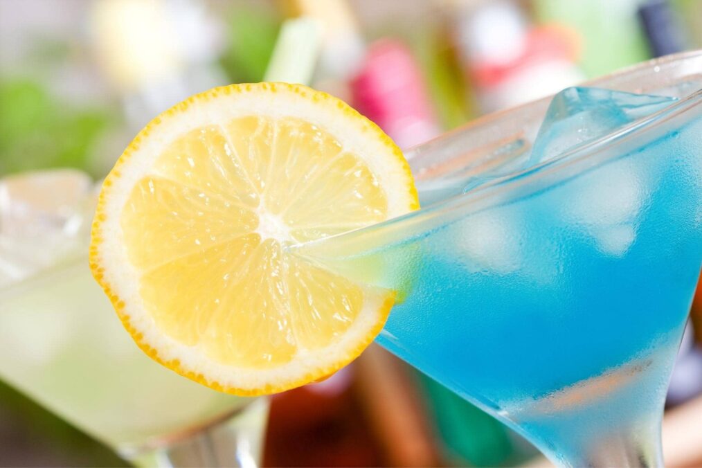Blue Curaçao cocktail met een schijfje citroen