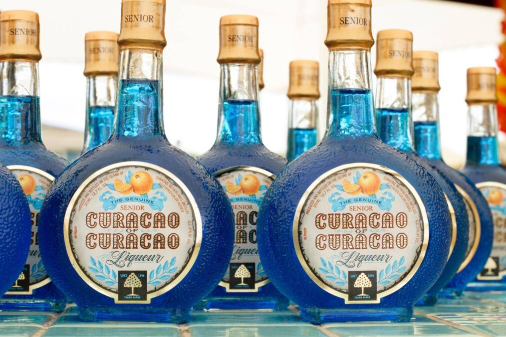 Flessen met Curaçao likeur