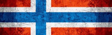 De vlag van Noorwegen is gemaakt van een rode achtergrond en heeft een blauw kruis bovenop een wit kruis zodat het witte kruis de blauwe kleur omlijnt (het Scandinavische kruis)