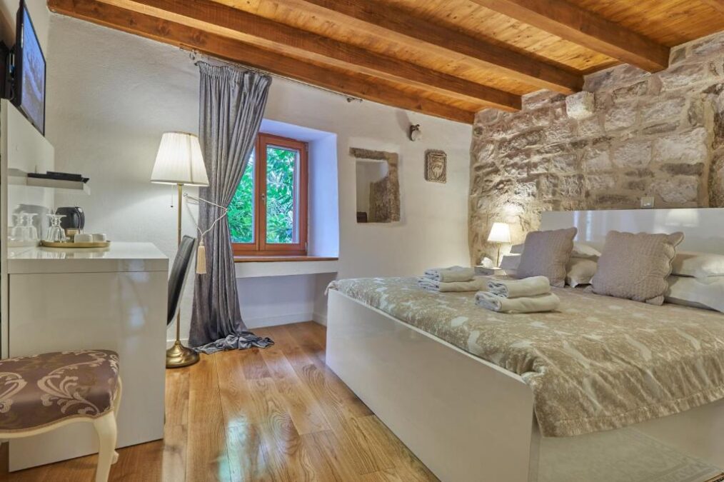 Authentiek interieur van hout en steen in het Villa Split Heritage Hotel