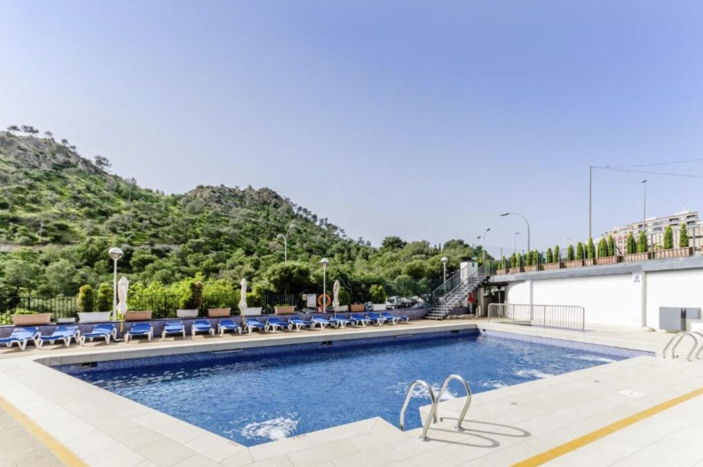 Het zwembad bij het hotel Maya Alicante