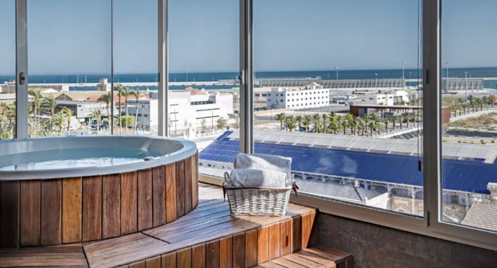 Jacuzzi met uitzicht op het strand in het AC Hotel Alicante by Marriott