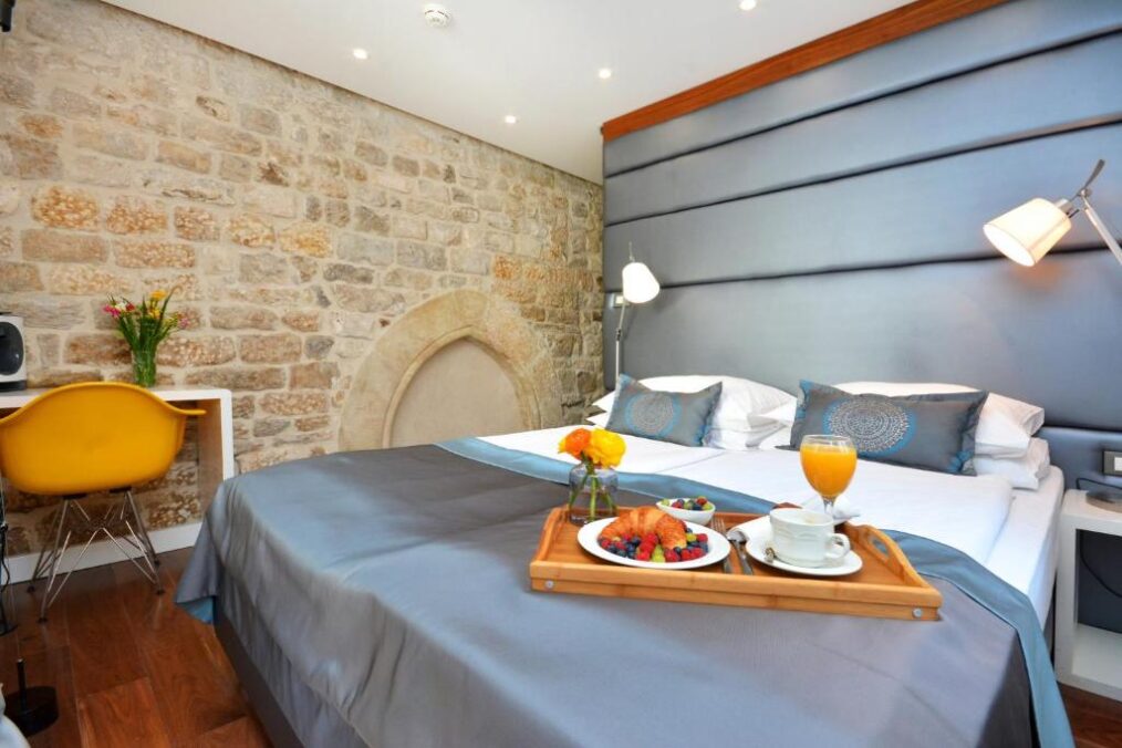 Kamer van Jupiter Luxury Hotel in Split met vers ontbijt op het bed
