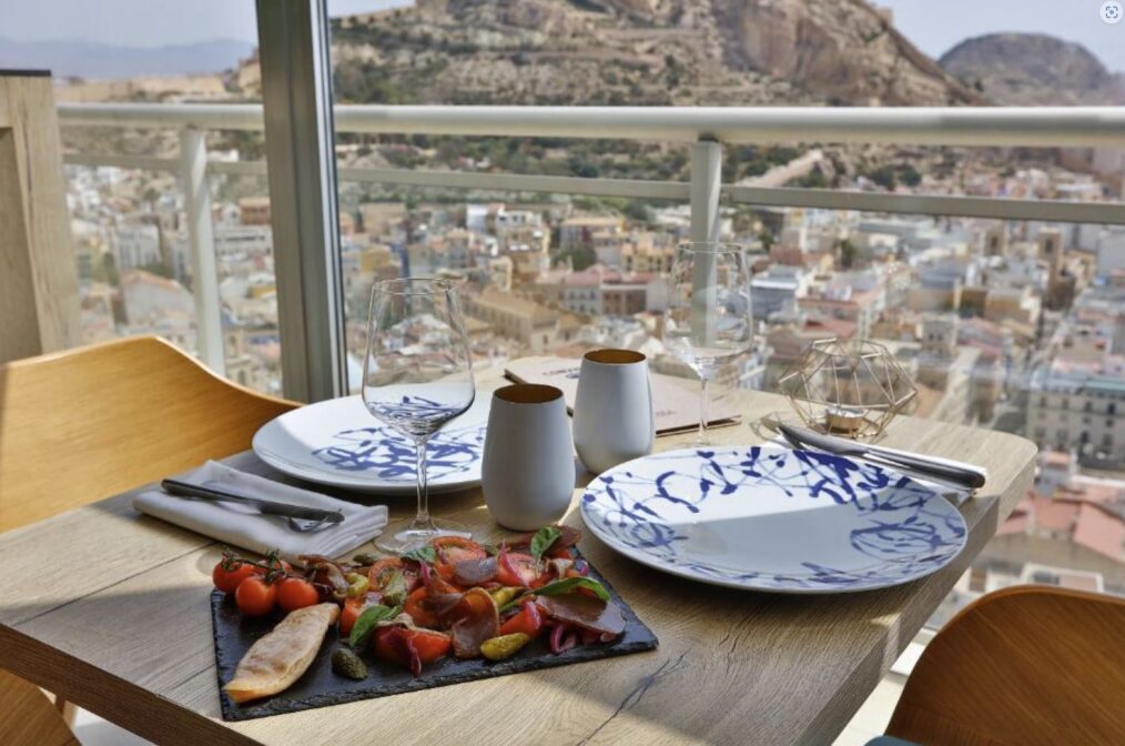 Lekker eten en een mooi uitzicht bij het Gran Sol Alicante hotel