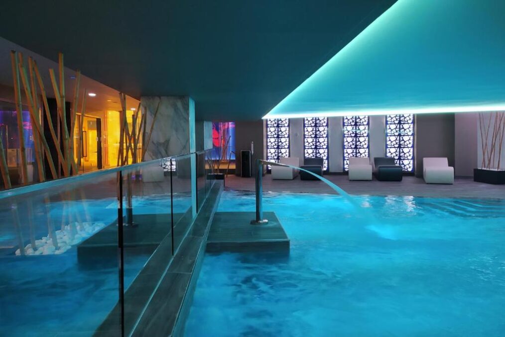 Warm Binnenzwembad in Hotel Spa Porta Maris by Melia