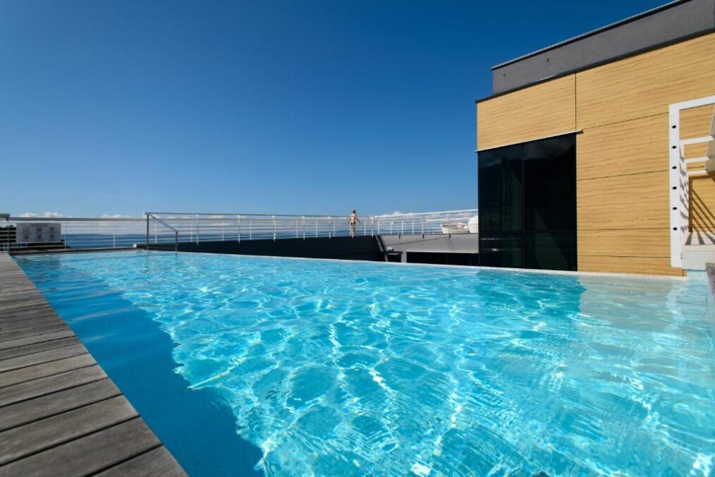 Zwembad bij het Hotel Split met uitzicht over de zee