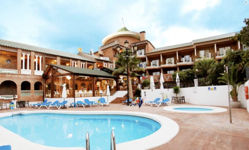 Zwembad en de voorkant van het Hotel Boutique Calas de Alicante