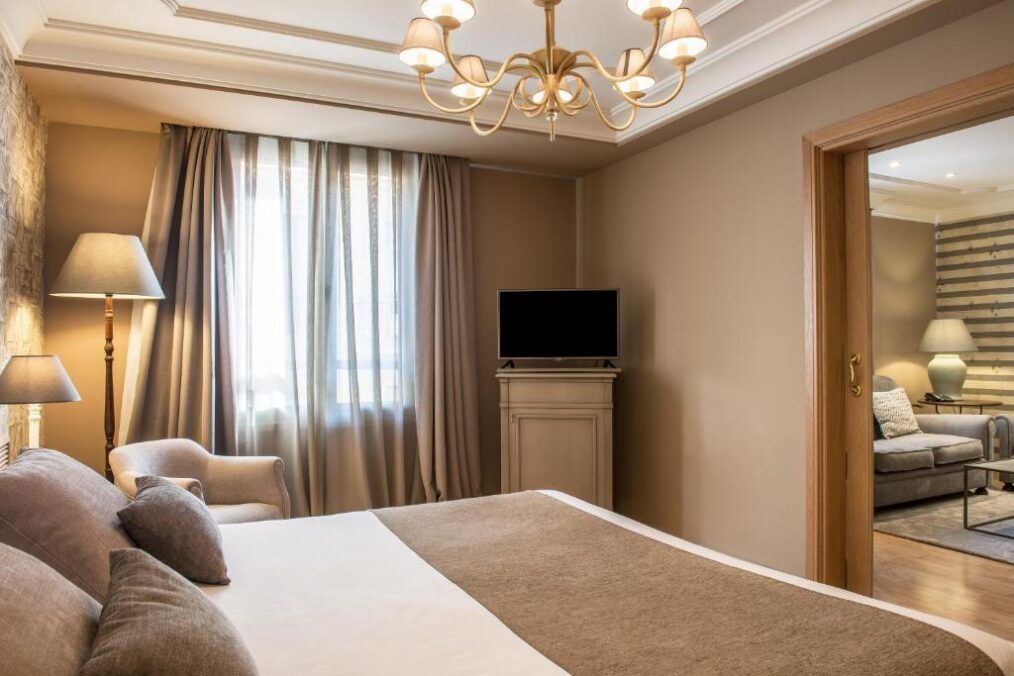 Ruime en comfortabele kamer met grote bedden in het Vincci Lys